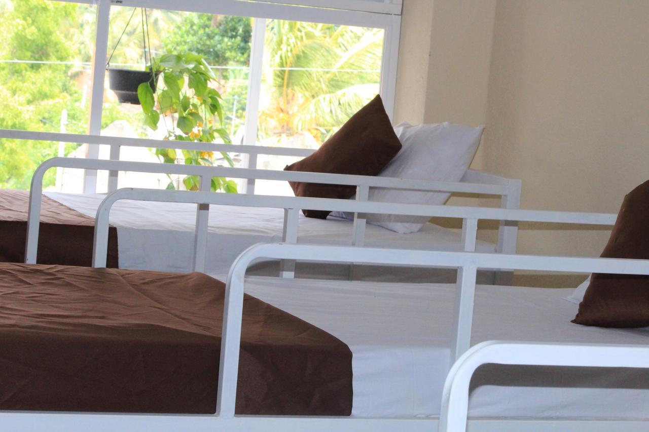 Beach Break Surf Hostel Weligama Eksteriør billede